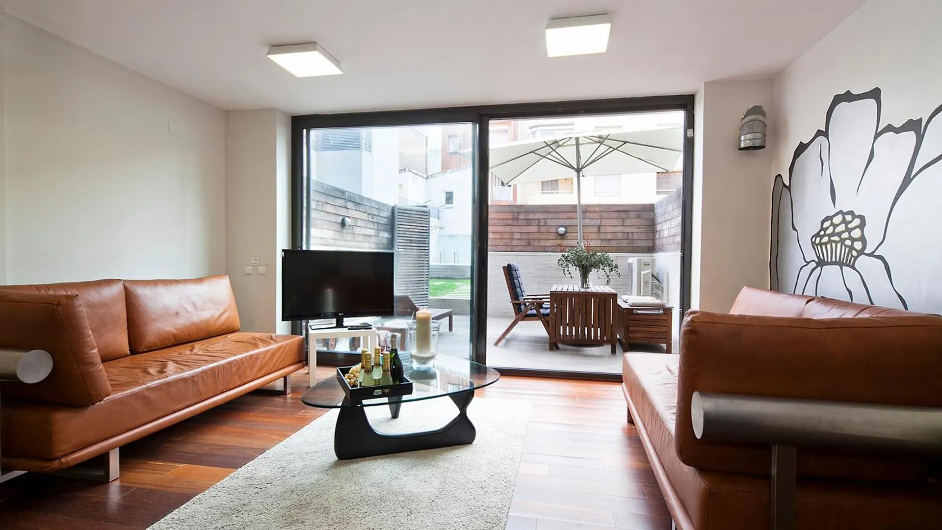 My Space Emirates - Splendid Apartment With Terrace And Pool Near Park Gueell Barcelona 0*,  Espanha