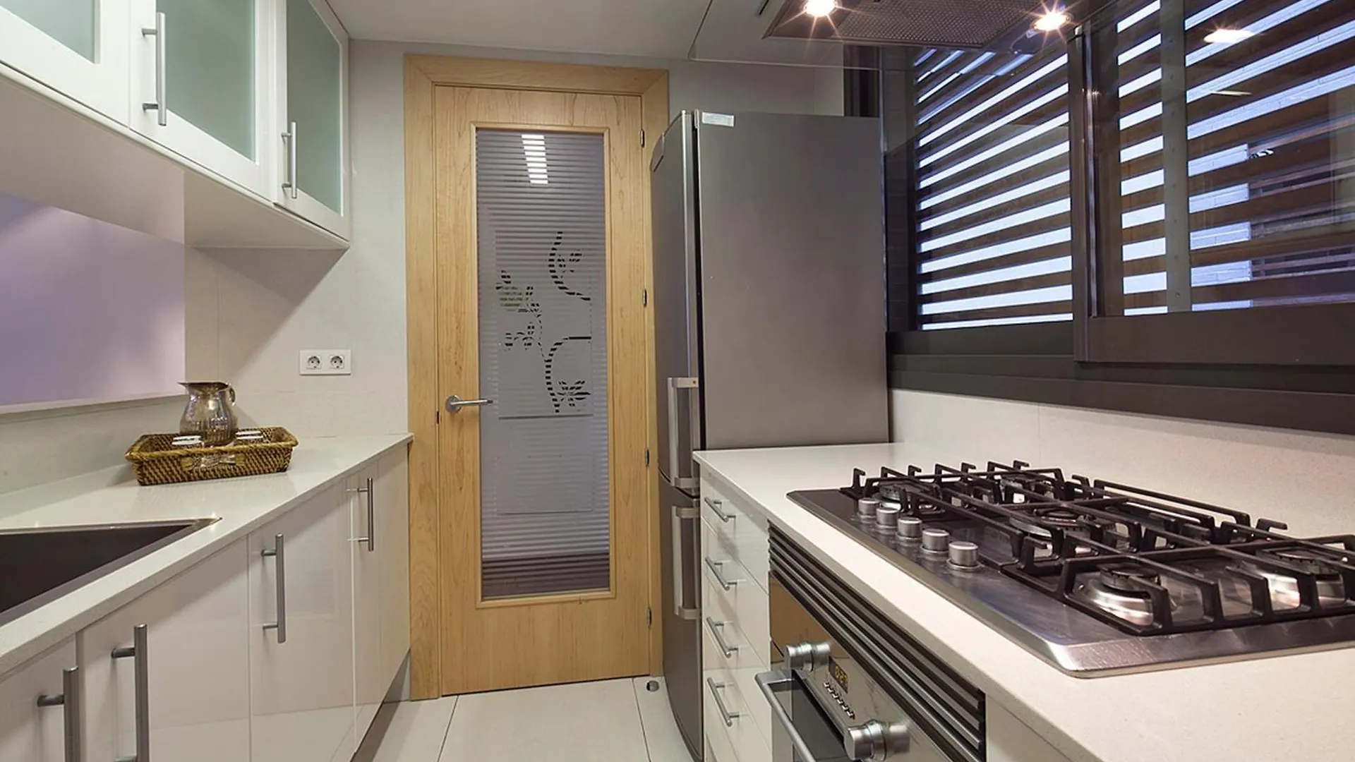 My Space Emirates - Splendid Apartment With Terrace And Pool Near Park Gueell Barcelona