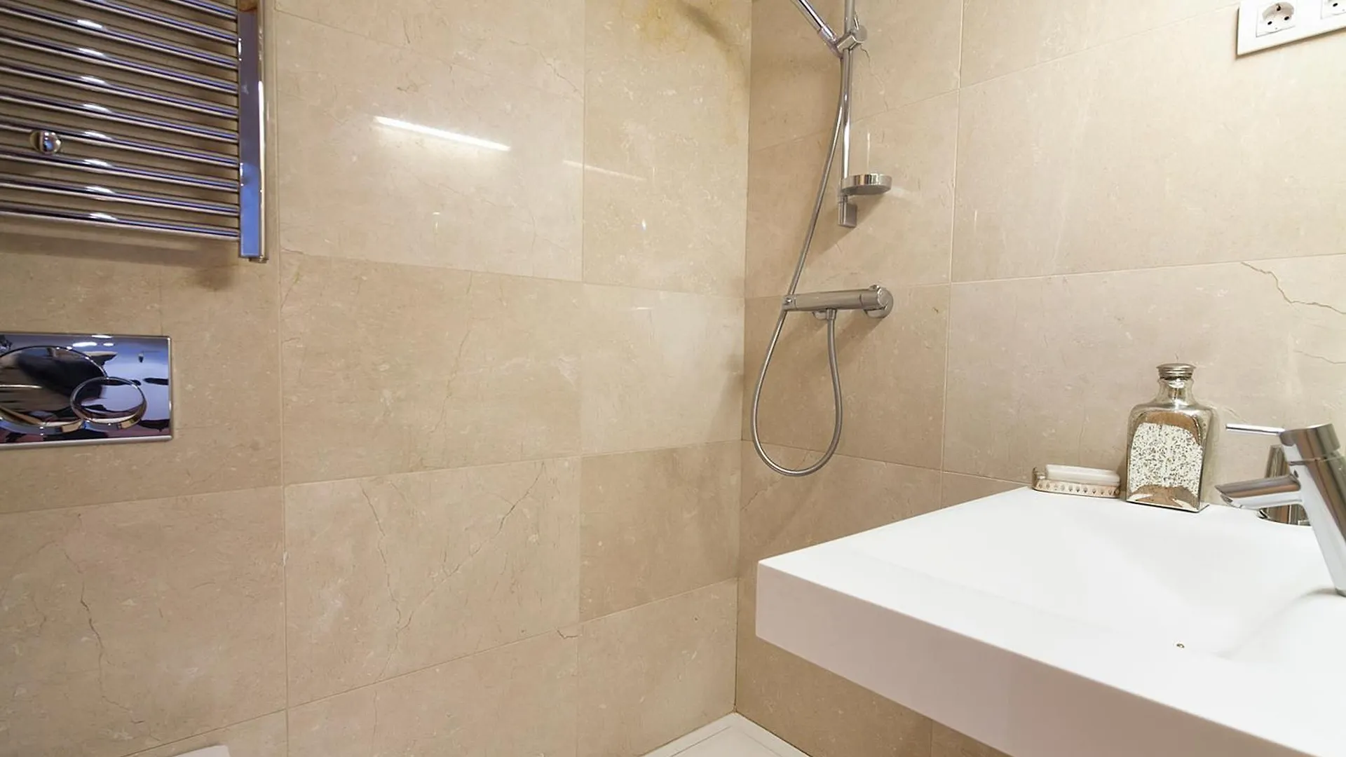 ברצלונה My Space Emirates - Splendid Apartment With Terrace And Pool Near Park Gueell